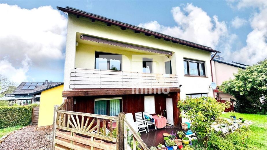 Umfangreich teilsaniertes Dreifamilienhaus mit Garage + PV Anlage und großem Garten – Rückansicht / Terrasse EG WE1