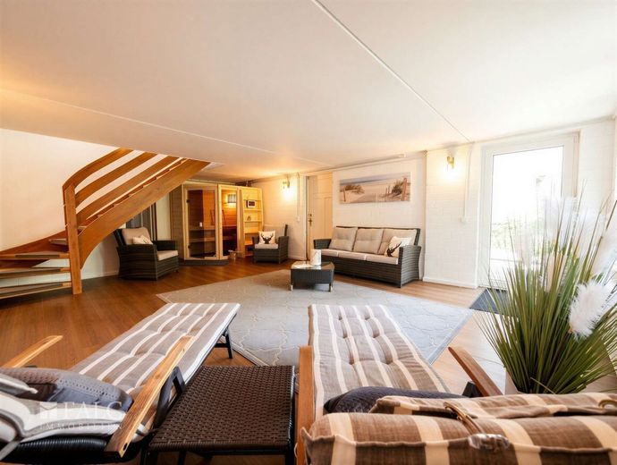 Provisionsfrei! Viel größer als gedacht! EFH mit Kamin, Balkon, Terrasse + Carport! – Wellnessbereich im Souterrain