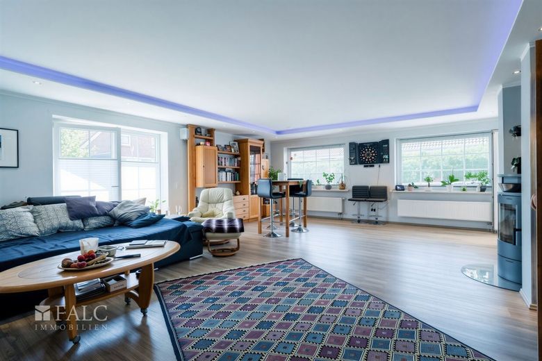 Provisionsfrei: modernisiertes Einfamilienhaus mit Pool und Sauna – Wohnzimmer
