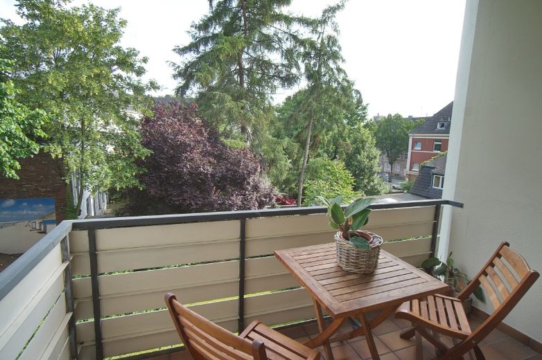 Extremely charming, extraordinarily appealing fully fitted early 20th century apartment with balcony and optional internet – 31ef21e1c0782d1d250763ecfa758059de8fd6c4.jpg