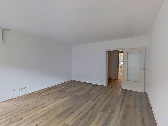 Komfortabel ausgestattete 3-Zi.-Whg. mit BALKON und Wannenbad – Ansicht II: Wohn- und Esszimm…