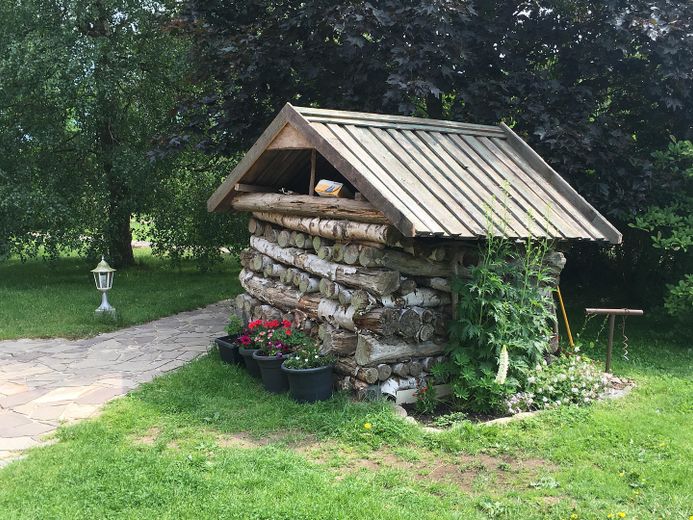 Haus, Bauernhaus, Landhaus, ländliches Idyll in ruhiger Lage. Ein Landhaus , das die Seele berührt – Dekoratives Birkenhäuschen