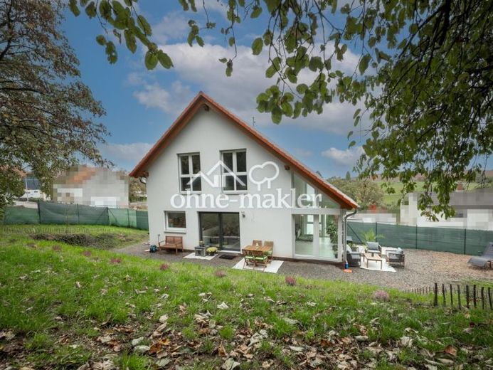 Neuwertiges KfW-55-Einfamilienhaus mit Wintergarten, Weitblick und großem Garten – provisionsfrei – Foto 1