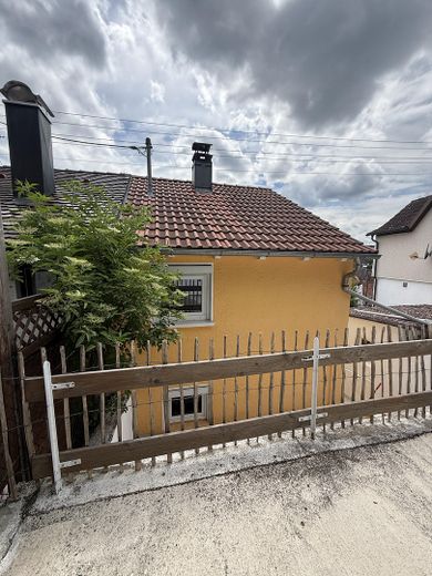 Kleines Häusle mit Charme und Weitblick – ruhig gelegen in Bopfingen-Schloßberg. – Rückseite Haus von Terasse