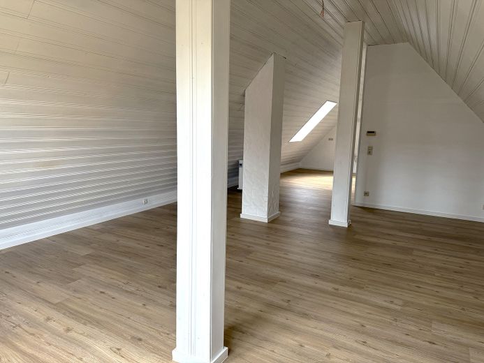 Charmantes 1-Zimmer-Apartment mit Einbauküche im Herzen der Öhringer Altstadt – Wohn-/Schlafbereich