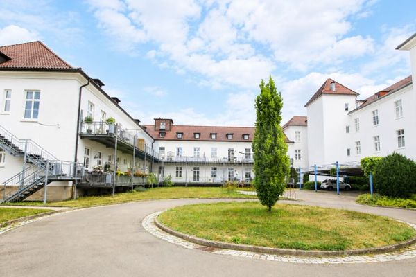 Inversión inmobiliaria con estilo en el antiguo hospital de Donaueschingen: piso en propiedad de 2,5 habitaciones - espacios luminosos, techos altos, gran balcón soleado, plaza de aparcamiento