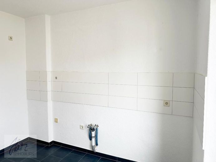 ***WOHNEN IM GRÜNEN*** - Komfortabel, ruhig und familienfreundlich... 3-Raumwohnung mit Tageslichtbad und opionaler Einbauküche ab sofort zu vermieten – Küche mit Fliesenspiegel