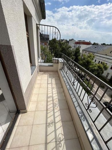 Helle und vermietete Maisonette DG 2-Zi. mit Balkon, Aufzug, Laminat, Wanne und Dusche in Bestlage * – Balkon