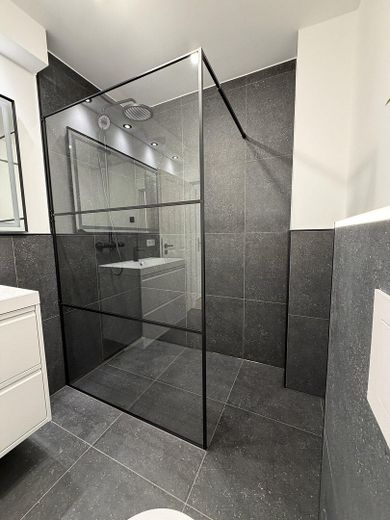 Klimatisierter hochwertiger Neubau mit Balkon und hohen Decken – Erstbezug – 07 begehbare Dusche