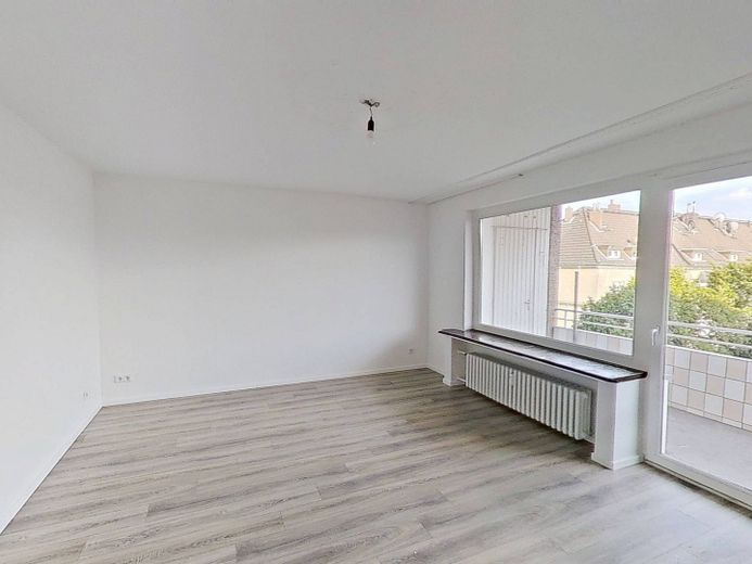 Modern konzipiertes 3-Zi.-Apartment mit BALKON und Wannenbad in Duisburg-Marxloh – Ansicht I: Wohn- und Esszimmer