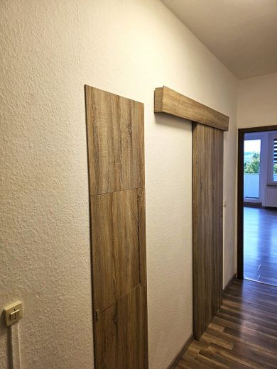 2-pokojowe mieszkanie z balkonem w Miśni, sprzedaż bez prowizji – Teil vom Korridor