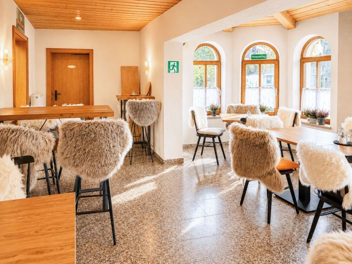 Etablierte Bäckerei-Konditorei mit Café und Holzbackofen – Cafe