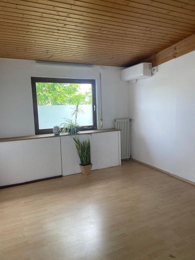 Wolnostojący budynek firmowy o pow. ok. 95 qm – klimatyzowany – idealny dla firm rzemieślniczych, biura, małego magazynu itp. – Büro 1/Lager