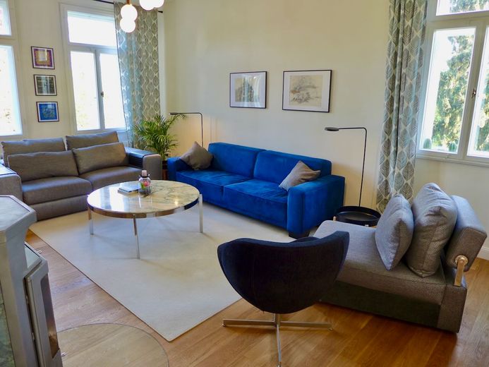 Sanierte bezugsfertige Villa mit Weitblick für Eigennutzung und/oder Kapitalanlage – Wohnzimmer im EG