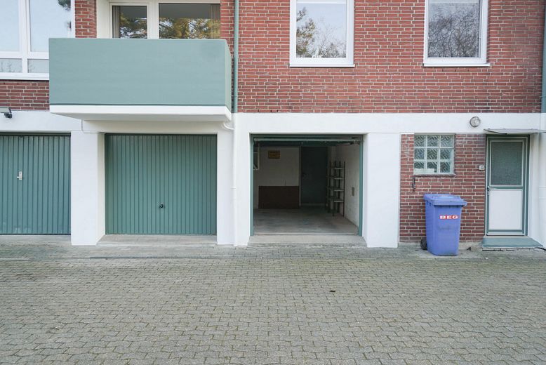 Rückansicht/ Garage