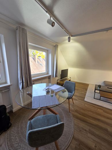 Möblierte 2Z-Wohnung im Zentrum - Wohnen auf Zeit ab 1.11 – Wohnbereich