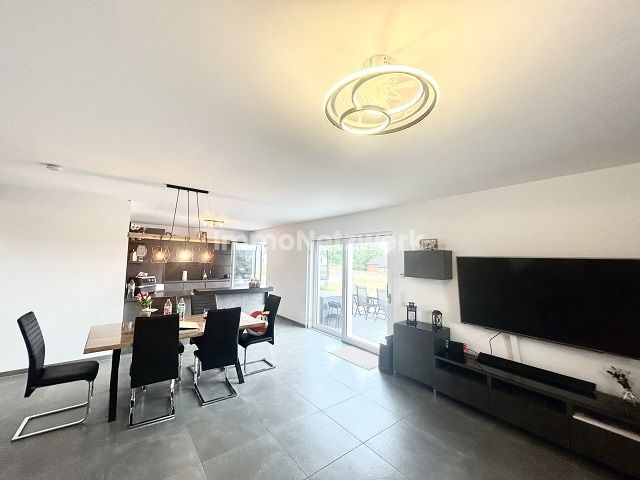 *Energieeffizienzhaus der Extraklasse - Einziehen statt bauen!* – Wohnzimmer Ansicht gesamt