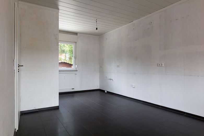 Gebotsverfahren: Modernisierungsbed., teilvermietetes
3-Familienhaus in ruhiger Lage von Höchst – V739-2414-9