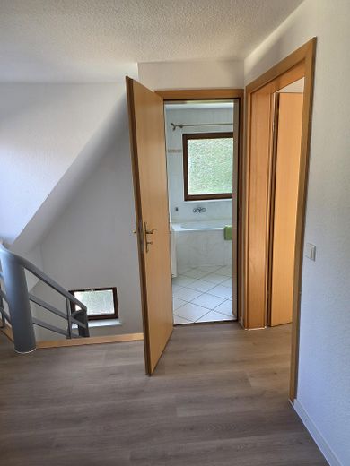 Einfamilienhaus mit großem Garten in bester Lage – DG Treppenhaus Badezimmer