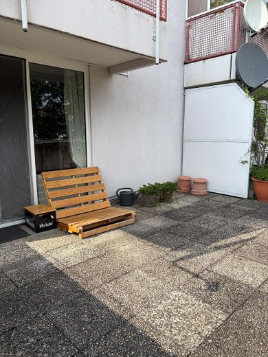 Helle 1-Zimmer-Wohnung mit großem Balkon, Einbauküche & Stellplatz in zentraler Lage – Balkon / Dachterasse_02
