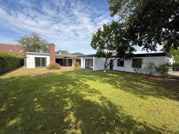 Großzügiger Bungalow mit Einliegerwohnung – Außenansicht mit Garage