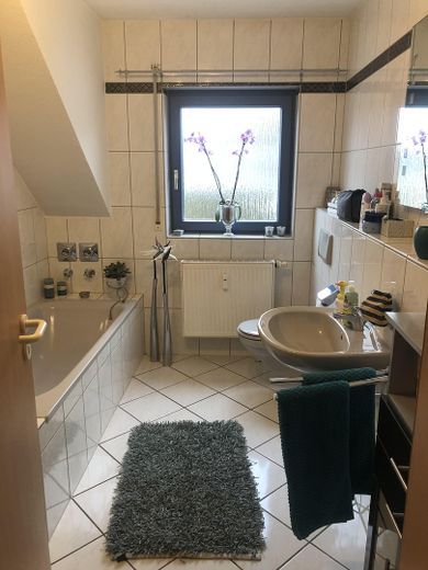 Eigennutzer aufgepasst: Helle, neuwertige Eigentumswohnung in Differten zu verkaufen! – Bad mit Dusche und Wanne