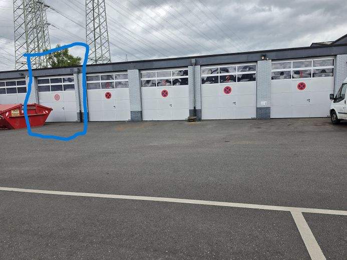Gewebehalle mit guter Verkehrsanbindung – Hallentor