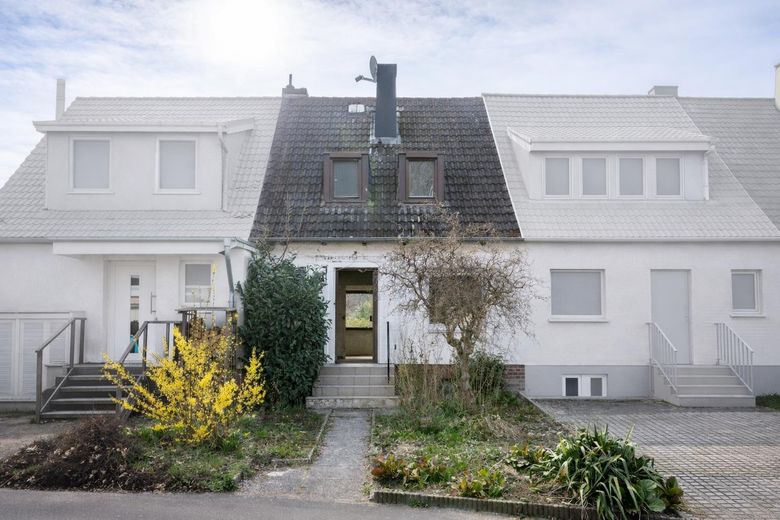 Modernisiertes Mittelreihenhaus (ca. 117 qm Wohn-/Nutzfläche) in Hamburg Iserbrook – Außen 2 (aktuell/entkernt)