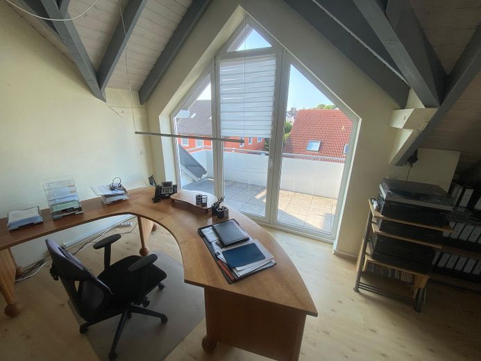 Modern office space with flexible usage options in Mainhausen – Großbüro Galeriefenster