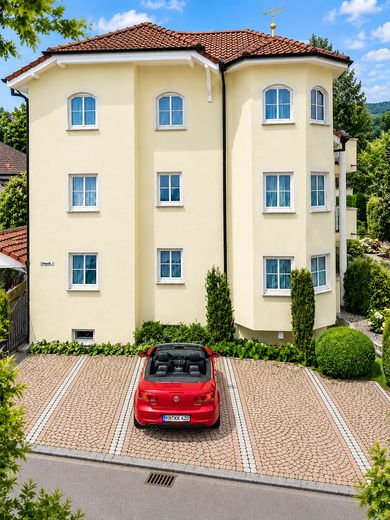 Charmante 3-Zimmer-Wohnung im mediterranen 6-Familien-Haus – Aussenansicht