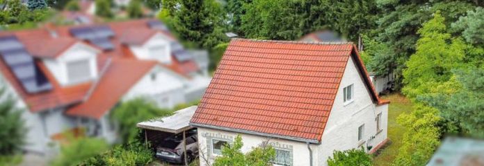 Charmante maison individuelle avec sous-sol, carport, dépendances et travaux de rénovation nécessaires à proximité de la crèche et de l’école
