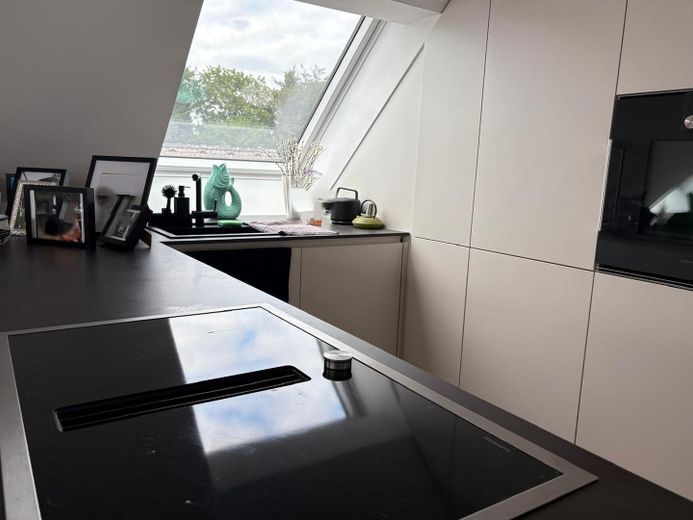 Moderne 4-Zimmer-Dachgeschosswohnung mit Loggia, TG-Stellplatz & Wallbox – Energieklasse A+ – Küche (gg Abstand)
