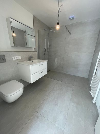 Stilvolles Haus zum Wohnen und Arbeiten mit moderner Ausstattung in Dreieich-Buchschlag – Badezimmer 3