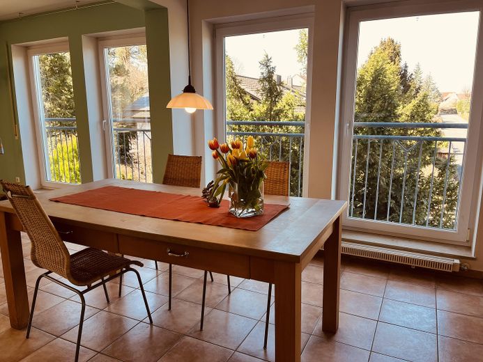 Light-filled 6.5-room apartment – Essbereich mit Fensterfront