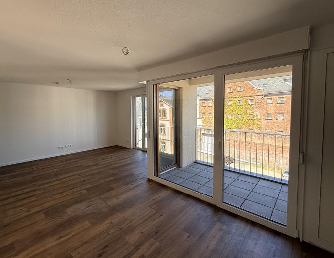*Neuwertig* 2-Zimmer-Wohnung mit Balkon in Offenbach – Wohn/Essbereich