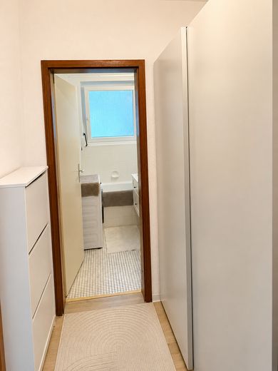 Helle 1-Zi. Wohnung mit großem Balkon gut vermietet und attraktiv gelegen in Großburgwedel – Flur
