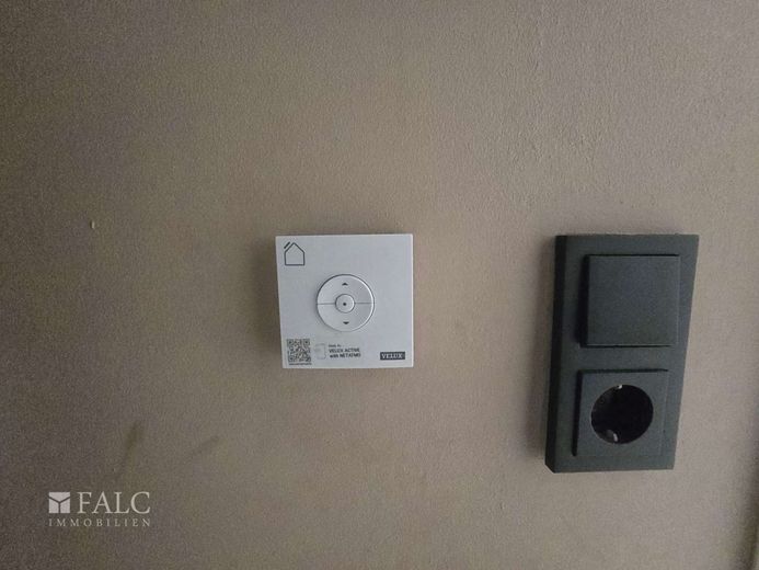 Grandiose Eigentumswohnung die kaum wünsche offen läßt – Steuerung elektrisches Thermorollo Dachfenster