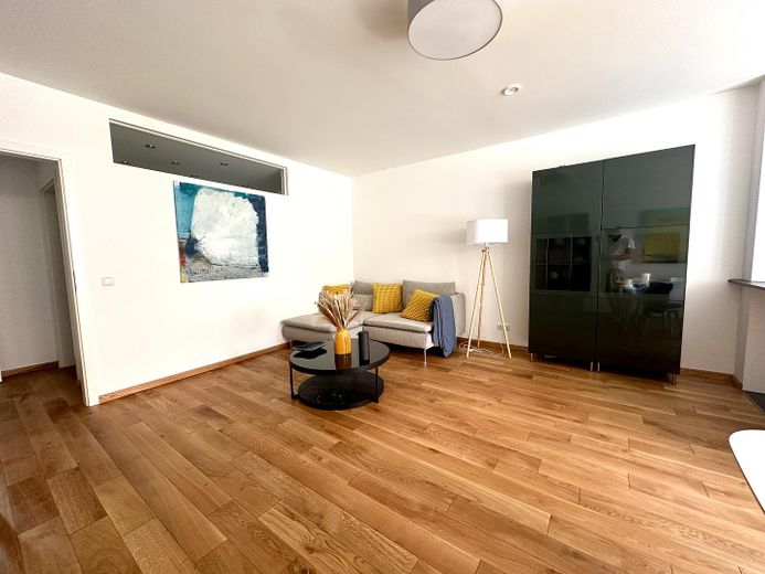 Zentrale & kernsanierte 3-Zimmer-Wohnung mit Loggia und Blick ins Grüne (befristet) – Wohnzimmer