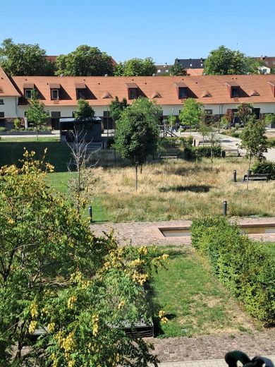 Appartement exclusif de 3 pièces, climatisation au plafond, chauffage au sol dans un parc avec jeux d’eau, 2 salles de bains – Ausblick links