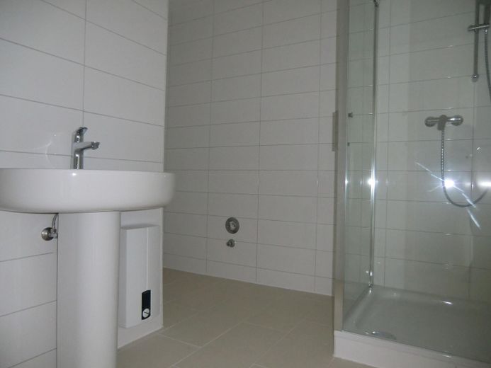 Bad/Dusche und Waschtisch