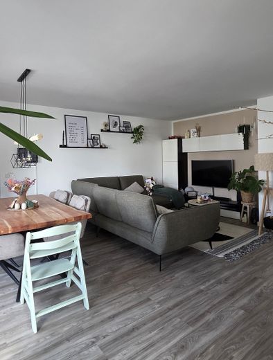 Piso muy moderno y luminoso con balcón y cocina amueblada en Troisdorf, Müllekoven – Wohnzimmer