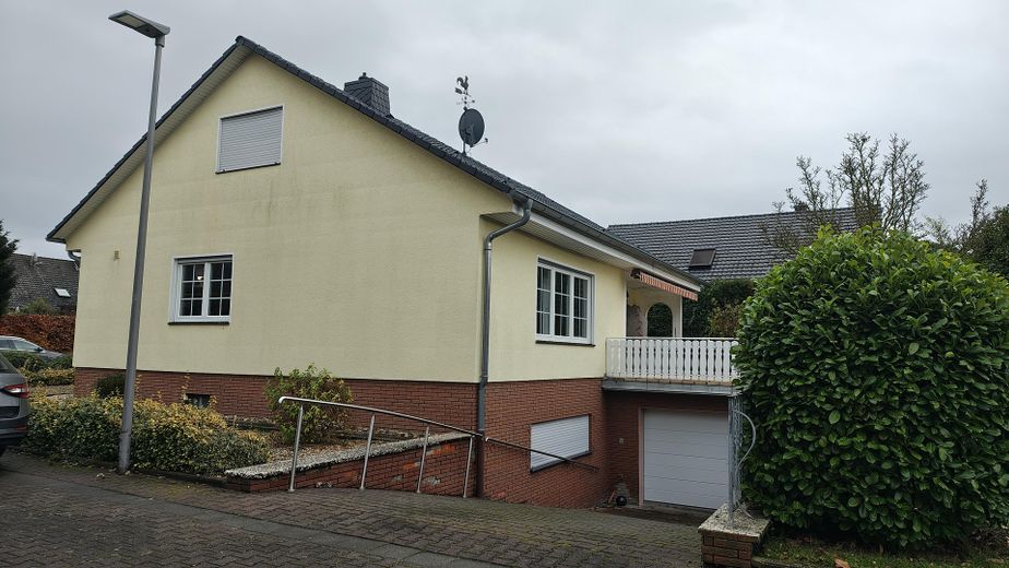 Freistehendes Einfamilienhaus mit Garage und Garten – sofort bezugsfrei in Trebur-Geinsheim – Garagenzufahrt