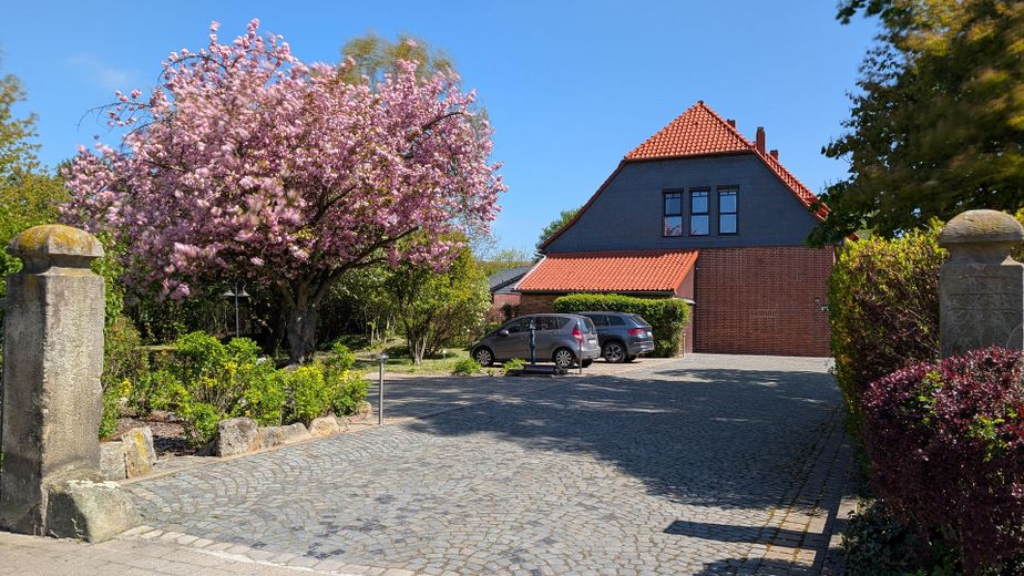 Jeden Tag wie im Urlaub: Wundervolles Landhaus mit Hallenbad, Naturbadeteich und Mieteinnahmen – Einfahrt