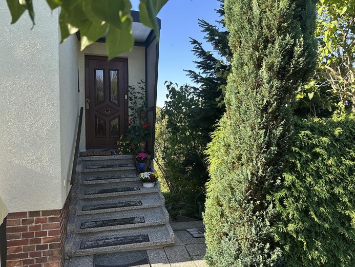 Eigenheim am SW-Stadtrand mit schönem Garten – Hauseingang