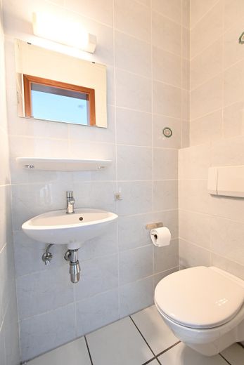 Mieszkanie typu penthouse w Köln-Wahn – 110 m² | taras na dachu | ogród zimowy | balkon | miejsce w garażu podziemnym – Gäste WC