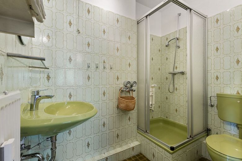 !WARTELISTE!:Helle 4-Zimmer-Wohnung mit Parkblick, Aufzug und Tiefgaragenstellplatz in Alt-Rahlstedt – Duschbad