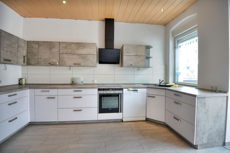 Bezugfsfreie 6 ZKBB mit XL-Panoramaterrasse &amp; Gemeinschaftsgarten | Gepflegtes 2FH mit Garage – Küche_Bild1