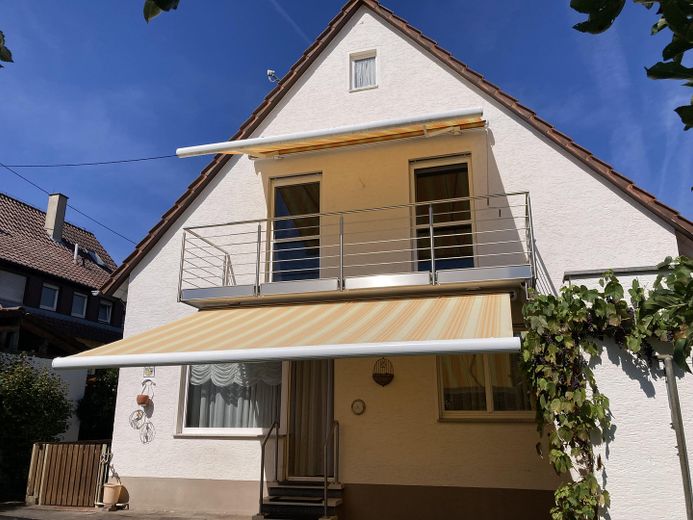 Hausrückseite mit Markisen