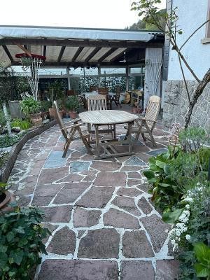Freistehendes Architektenhaus mit einem großzügigen Wintergarten – Terasse, Sitzplatz