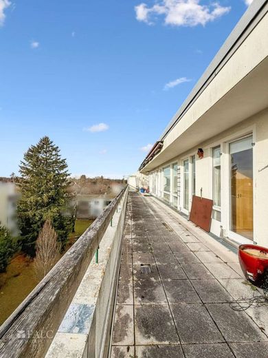 Exklusive Penthouse-Wohnung mit großzügiger Dachterrasse und Bergpanorama – Balkon Süd Blick West